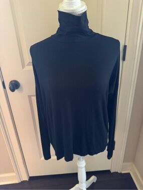 Feel The Piece Black Long-Sleeve Open back Turtleneck Shirt